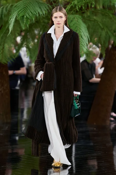 Look 16